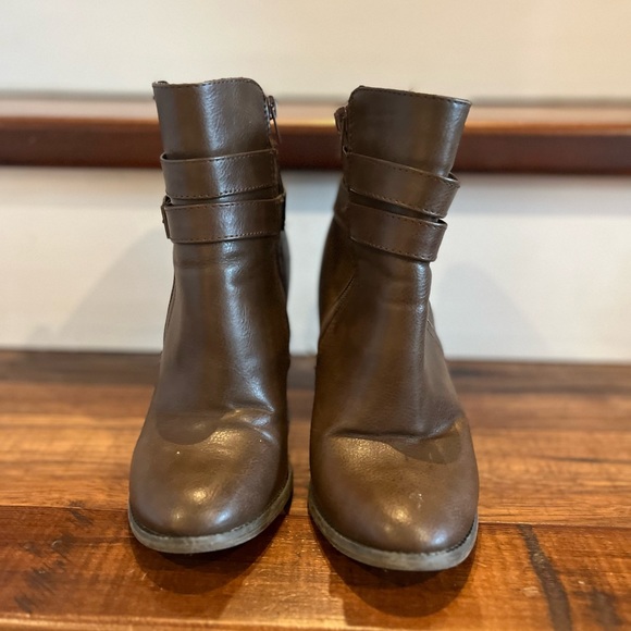 Brown heeled ankle boots, stylish and comfortable with cute buckle detail - Picture 4 of 4